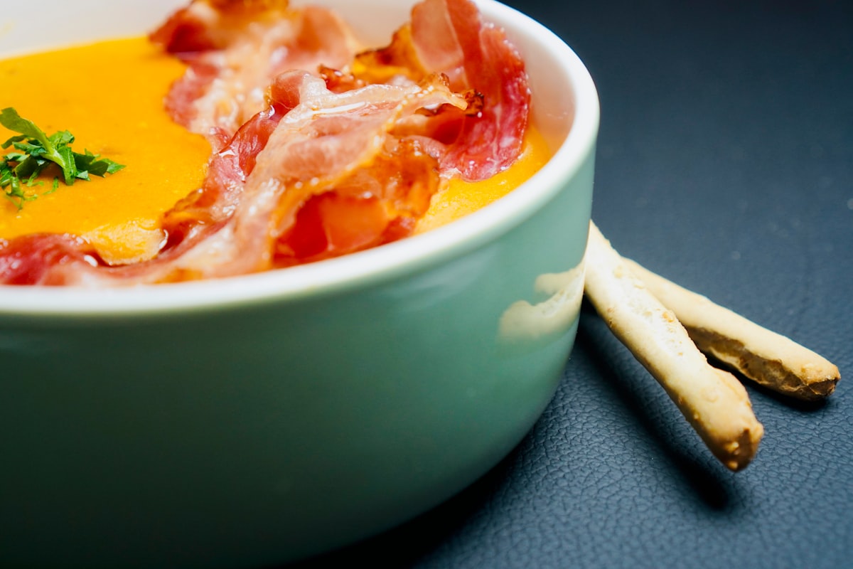 Pasta di legumi con salsa di verdure biologiche